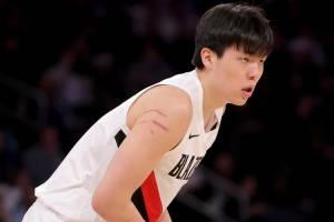 媒体人：不知道为何杨瀚森上场时间那么少 但跟着球队学习也不坏
